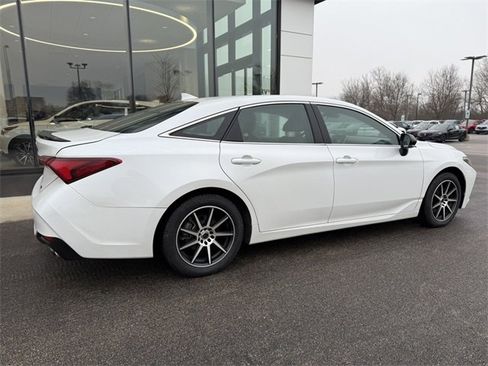 Used 2019 Toyota Avalon XSE image 2