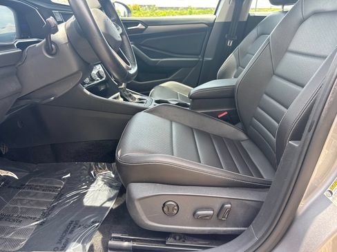 Used 2024 Volkswagen Jetta SE FWD image 9