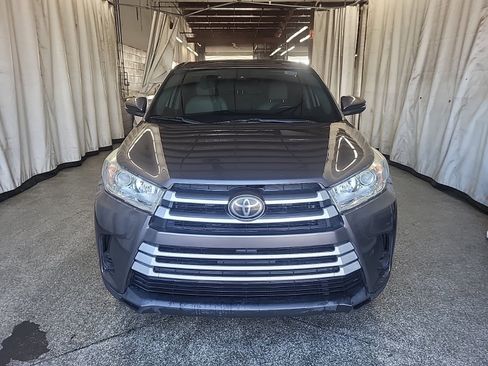 Used 2019 Toyota Highlander LE image 2