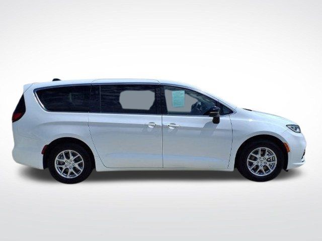 Used 2024 Chrysler Pacifica Touring-L FWD image 11