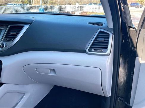Used 2018 Hyundai Tucson SE image 16