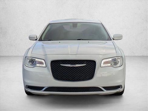 Used 2020 Chrysler 300 Touring image 2