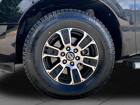 Used 2022 Nissan Titan SV RWD image 11
