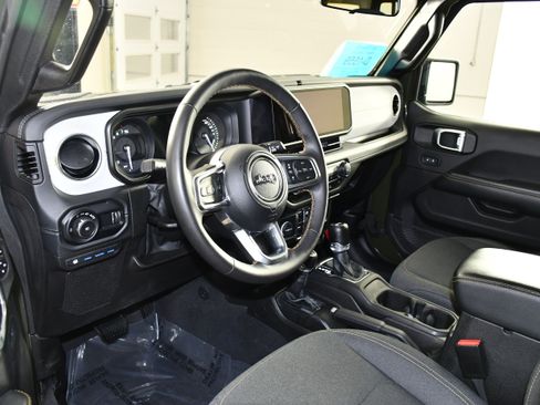 Used 2024 Jeep Wrangler Unlimited Sahara AWD/4WD image 2