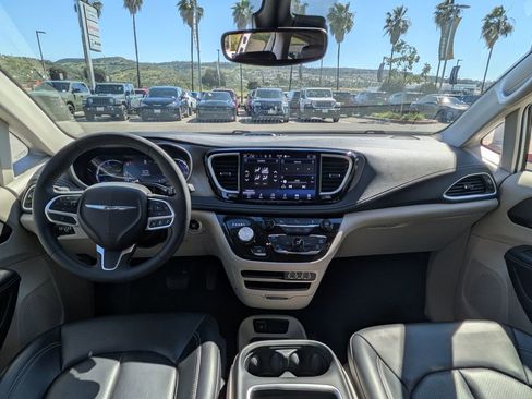 Certified 2023 Chrysler Pacifica Touring-L image 14