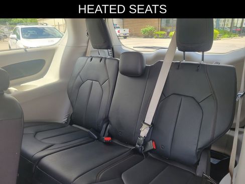 Used 2019 Chrysler Pacifica Touring-L FWD image 13
