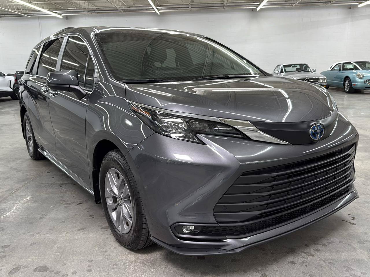 Used 2025 Toyota Sienna XLE FWD image 4