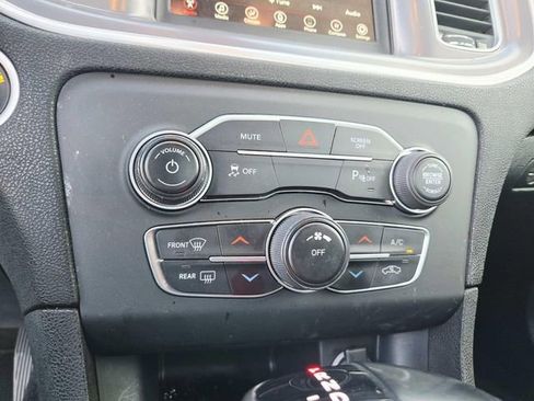 Used 2019 Dodge Charger SXT image 10