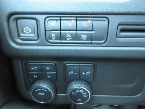 Used 2023 Chevrolet Tahoe Z71 w/ Luxury Package image 25