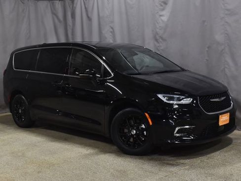 Certified 2025 Chrysler Pacifica Select image 4