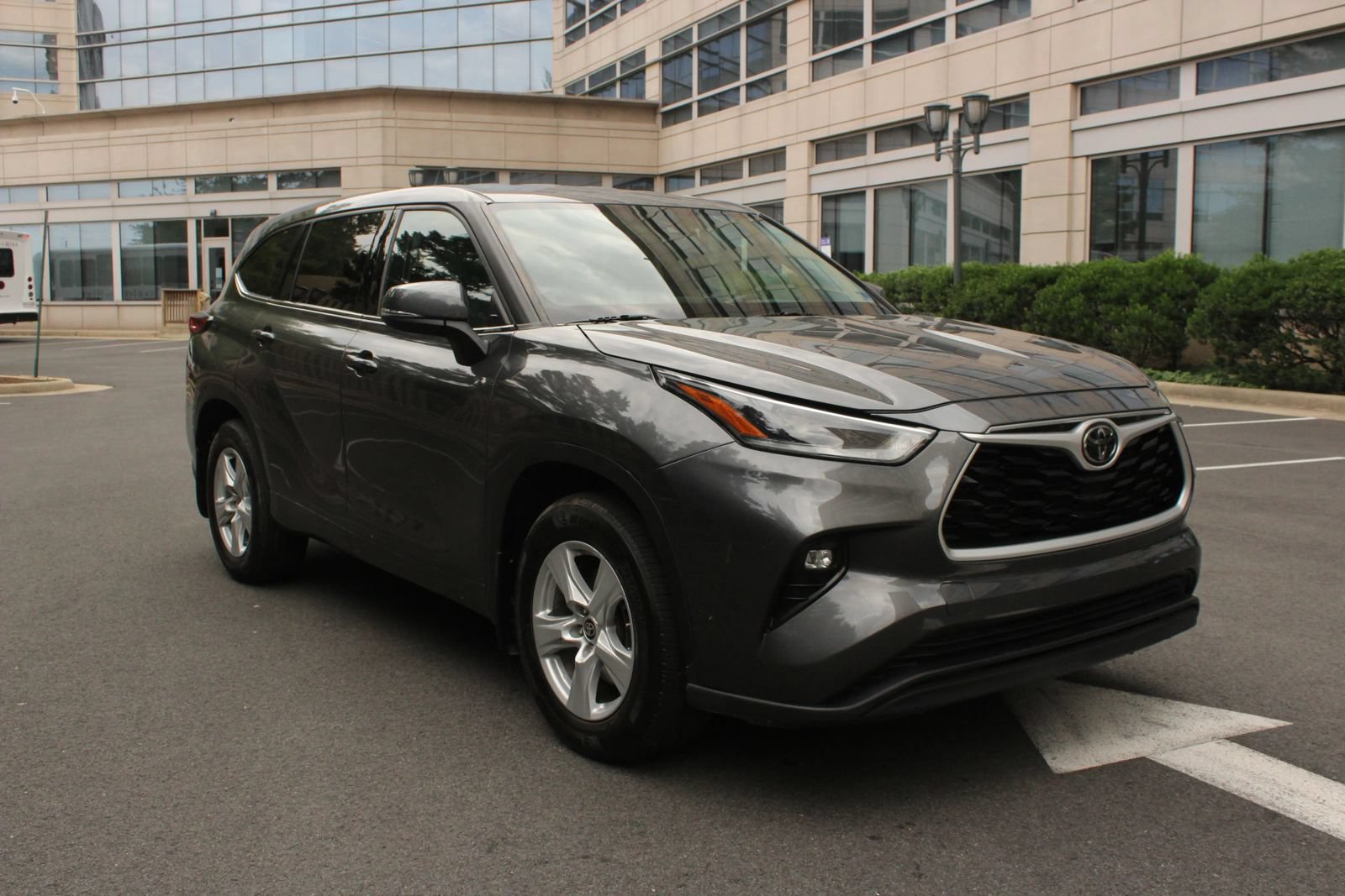 Used 2021 Toyota Highlander LE AWD/4WD image 1