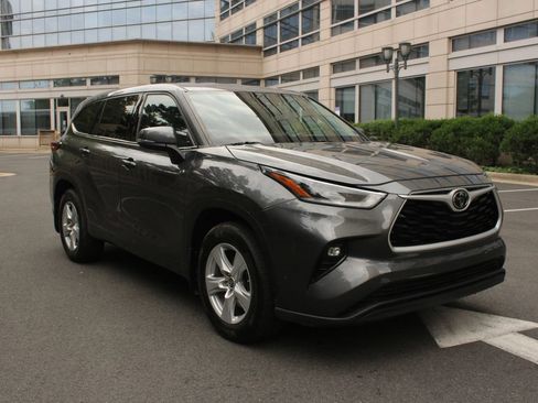 Used 2021 Toyota Highlander LE AWD/4WD image 1