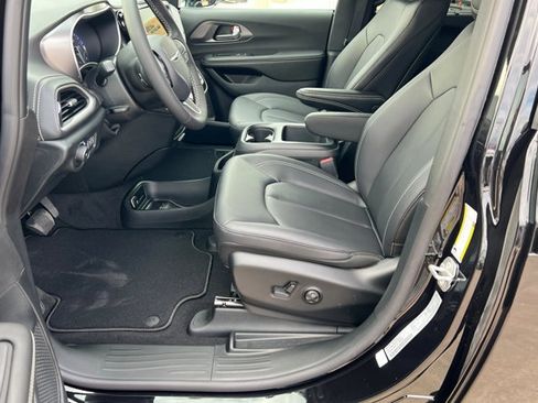 New 2026 Chrysler Pacifica Select FWD image 17