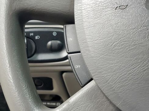 Used 2005 Ford Taurus SE FWD image 25