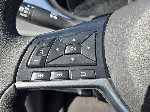 Used 2025 Nissan Versa SV w/ Trunk Package image 27