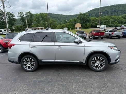 Used 2018 Mitsubishi Outlander AWD image 2