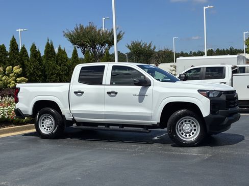 Used 2025 Chevrolet Colorado W/T RWD image 3