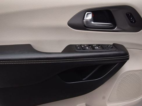 Used 2022 Chrysler Pacifica Touring-L image 27