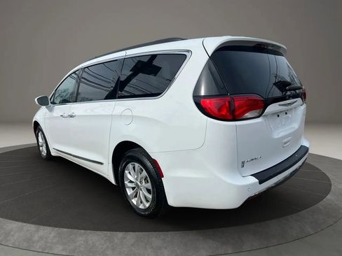 Used 2017 Chrysler Pacifica Touring-L image 7