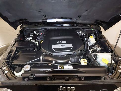Used 2015 Jeep Wrangler Unlimited Sahara w/ Connectivity Group AWD/4WD image 43