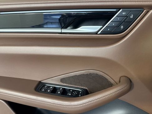 Certified 2025 Porsche Macan 4S Electric AWD/4WD image 12