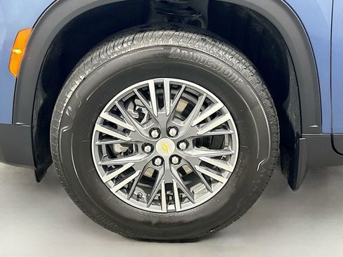 Used 2025 Chevrolet Traverse LT w/ Driver Confidence Package FWD image 29