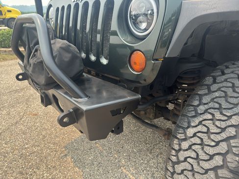 Used 2011 Jeep Wrangler Unlimited Rubicon w/ Connectivity Group AWD/4WD image 5