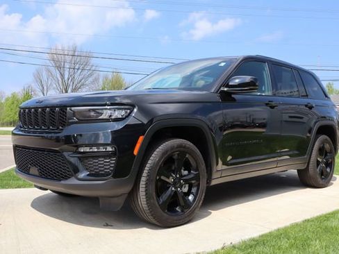 Used 2024 Jeep Grand Cherokee Limited w/ Black Appearance Package AWD/4WD image 6