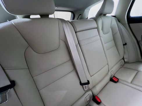 Used 2021 Volvo V60 T5 Momentum w/ Climate Package image 24