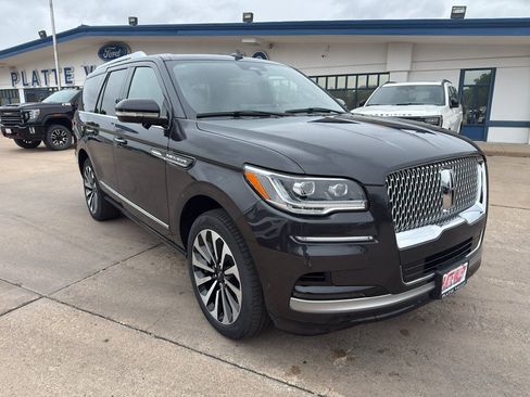 Used 2024 Lincoln Navigator Reserve AWD/4WD image 3
