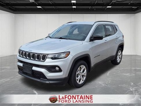 Used 2024 Jeep Compass Latitude AWD/4WD image 1