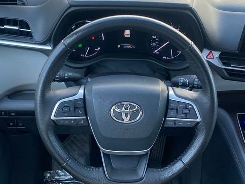 Used 2022 Toyota Sienna XLE image 12