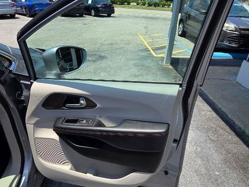 Used 2018 Chrysler Pacifica Touring-L Plus FWD image 18