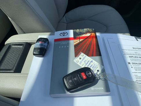 Used 2024 Toyota Grand Highlander XLE image 9
