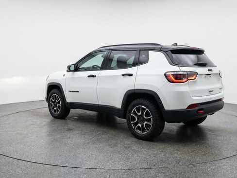Used 2025 Jeep Compass Trailhawk image 6