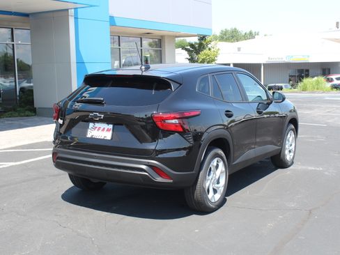 New 2026 Chevrolet Trax LS w/ LS Convenience Package FWD image 4