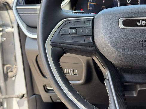Used 2024 Jeep Grand Cherokee Laredo RWD image 10