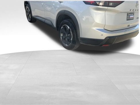 Used 2024 Nissan Rogue SV AWD/4WD image 7