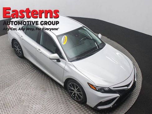 Used 2023 Toyota Camry SE image 3