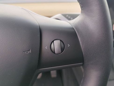 Used 2022 Tesla Model Y Long Range AWD/4WD image 26