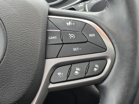 Used 2019 Jeep Cherokee Limited w/ Luxury Group image 15