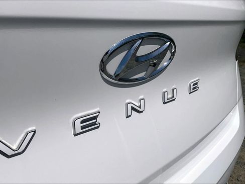 Used 2025 Hyundai Venue Limited FWD image 31