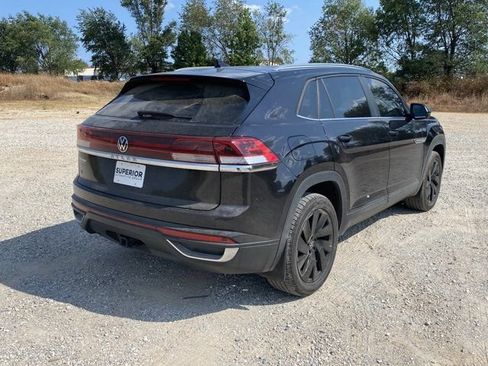Used 2024 Volkswagen Atlas Cross Sport SE w/ Panoramic Sunroof Package FWD image 3