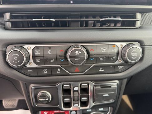 Used 2025 Jeep Wrangler Unlimited Rubicon w/ Convenience Group AWD/4WD image 7