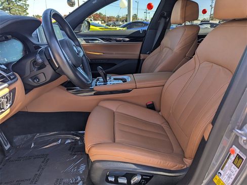 Used 2022 BMW 740i w/ M Sport Package image 10