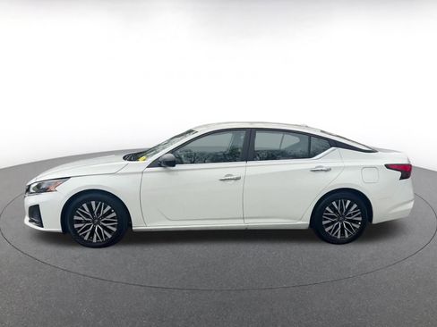 Used 2025 Nissan Altima 2.5 SV image 9