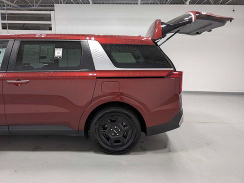 Used 2025 Kia Carnival FWD image 11