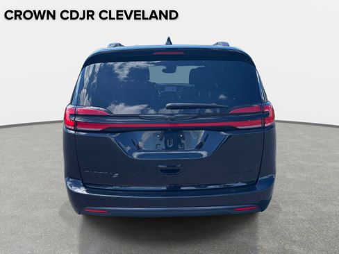 Used 2025 Chrysler Pacifica Limited FWD image 4