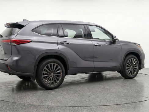 Used 2025 Toyota Highlander XSE AWD/4WD image 9
