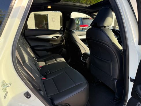 Used 2021 INFINITI QX50 Luxe w/ Appearance Package image 9